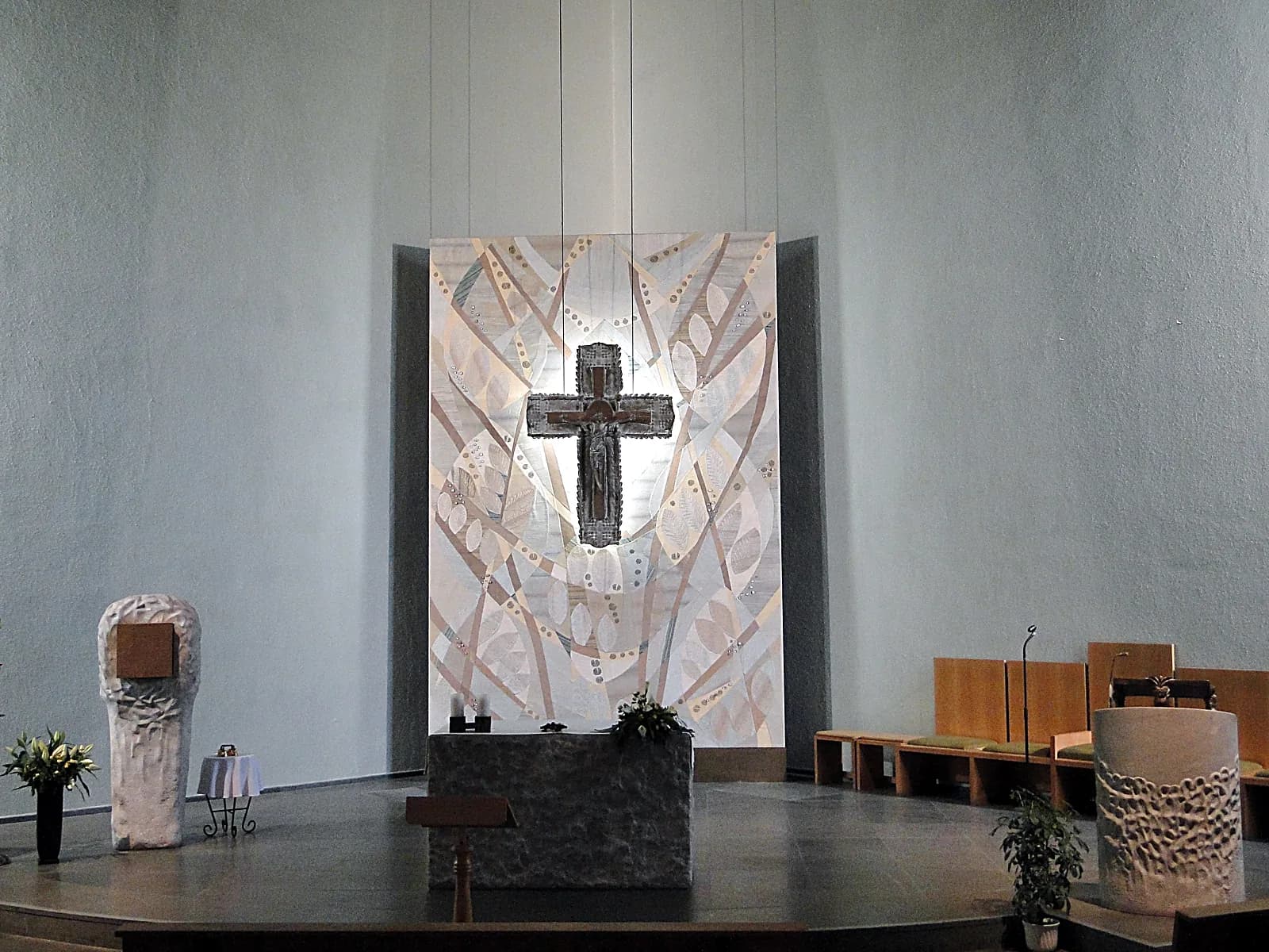 Altar con el crucifijo de la iglesia Saint-Joseph en Cessange, Luxemburgo