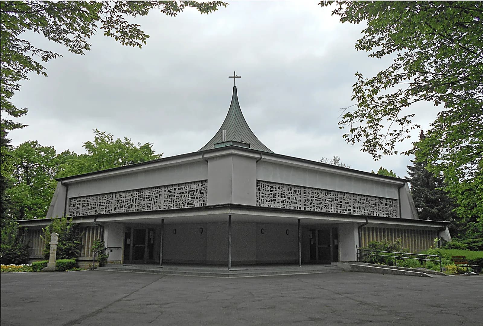 Iglesia de arquitectura moderna en Luxemburgo