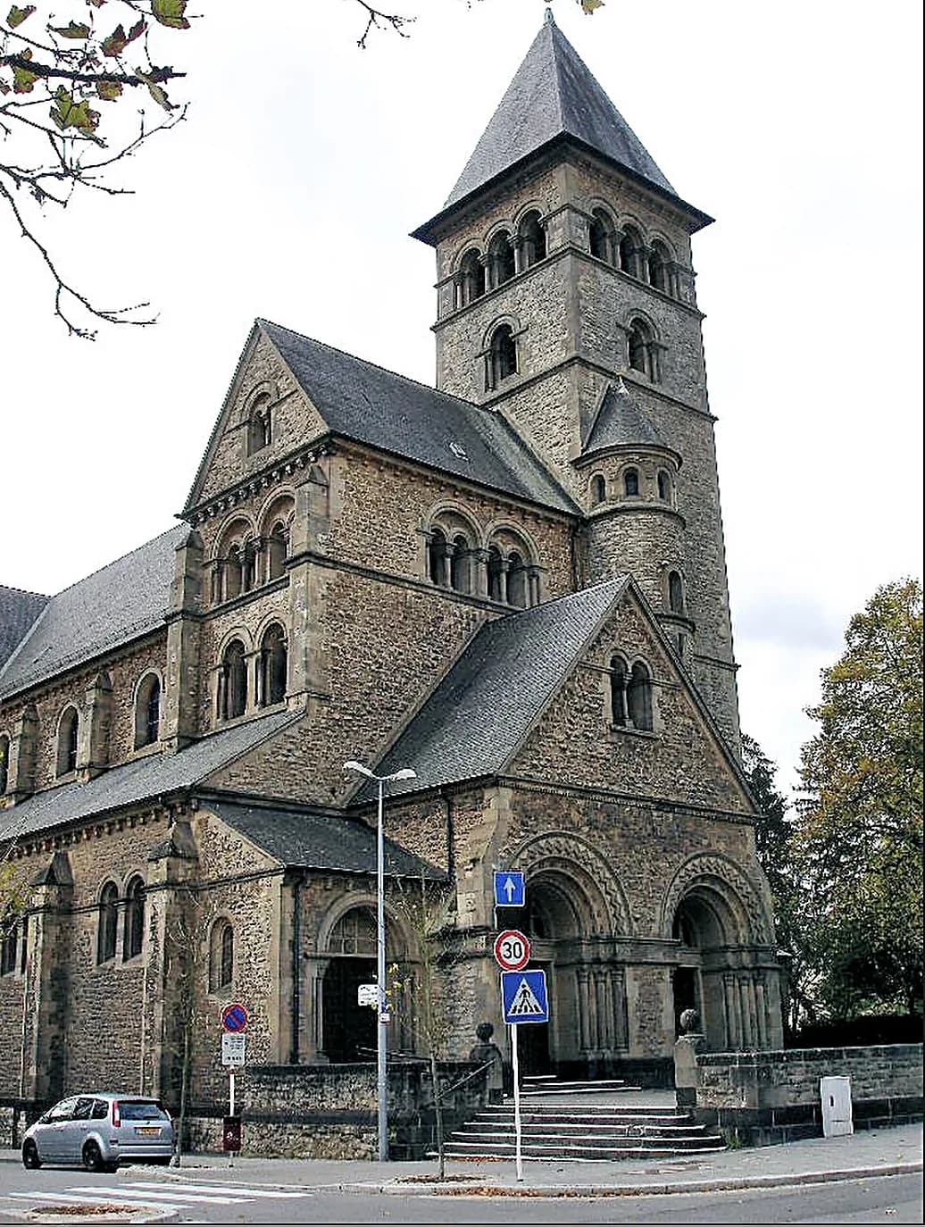 Iglesia de estilo románico en Luxemburgo